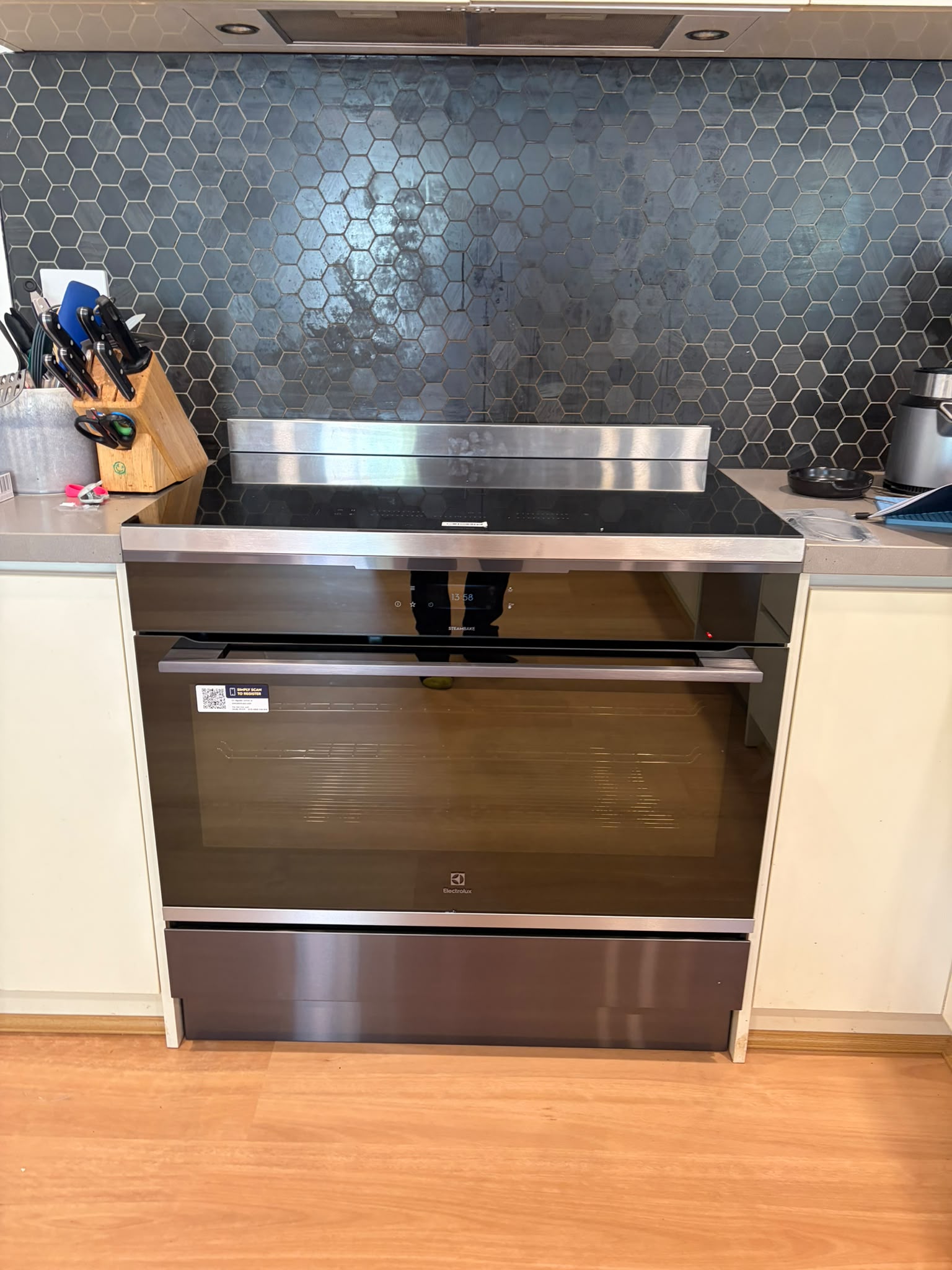 Freestanding induction cooker installation